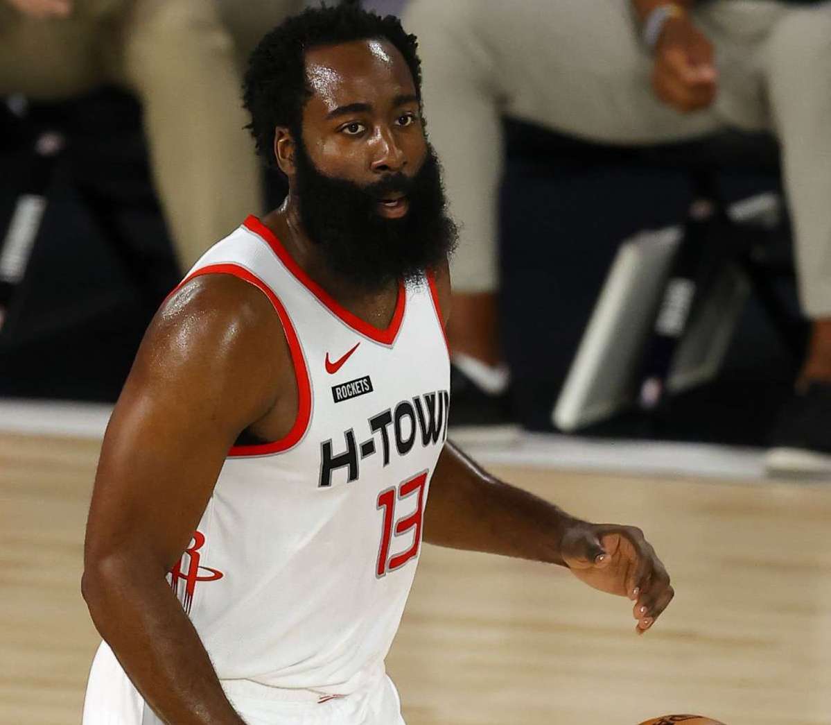 主动让位给 主动让位给